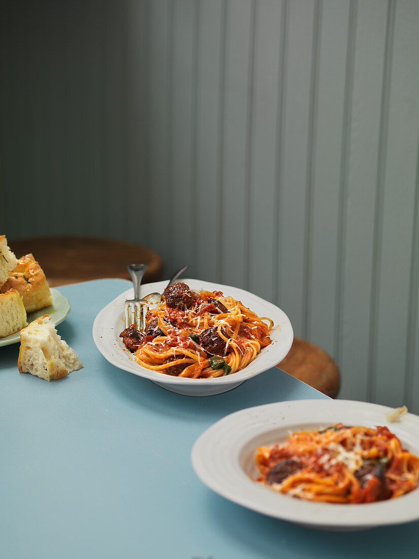 Linguine mit Fleischbällchen und Tomatensauce