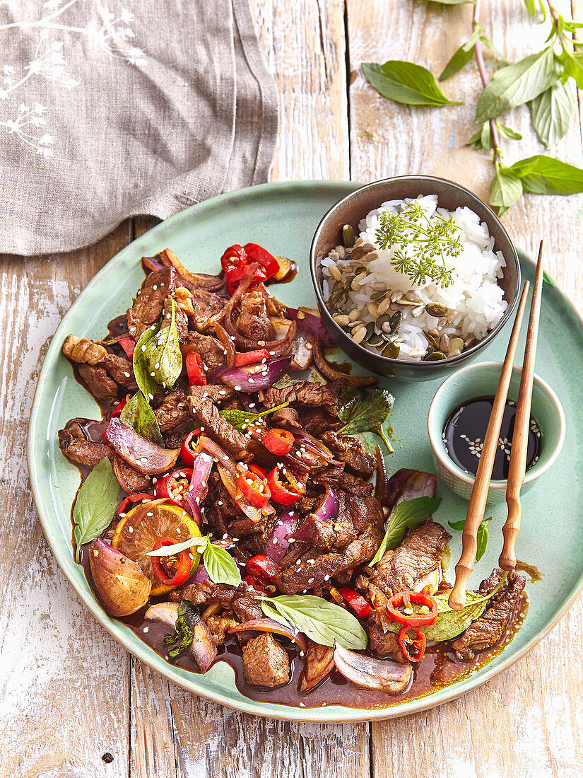Rindfleisch mit Chili und Thaibasilikum