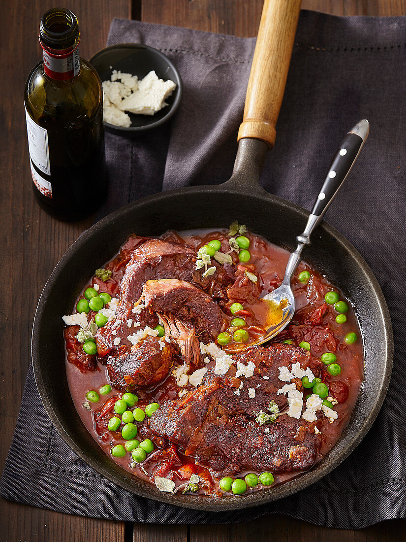 Rindfleisch in Rotweinsauce mit Erbsen und Parmesan