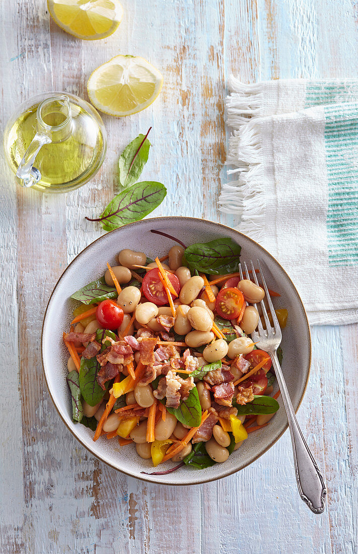 Bean salad with roasted bacon