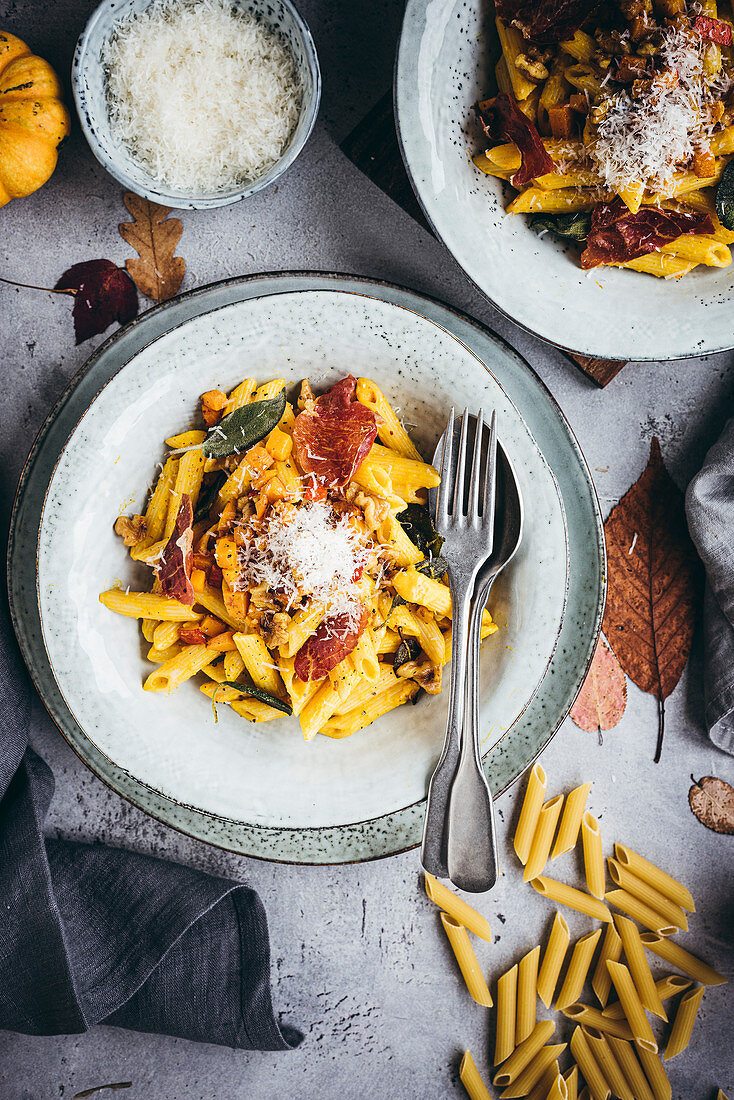Herbstliche Kürbis-Pasta mit Salbei und Schinken