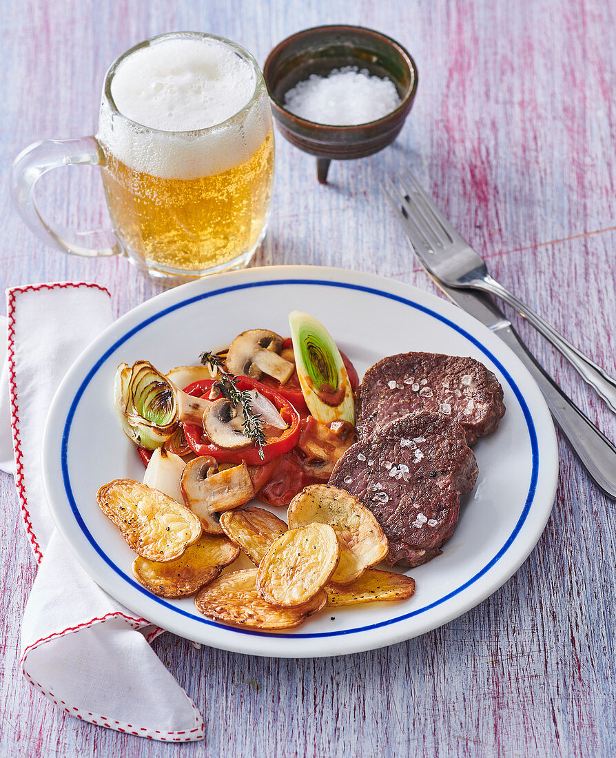 Budapest sirloin medaillons with potato chips and vegetables