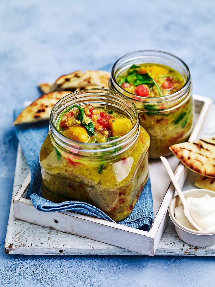 Curry-Linsensuppe mit Gemüse im Glas