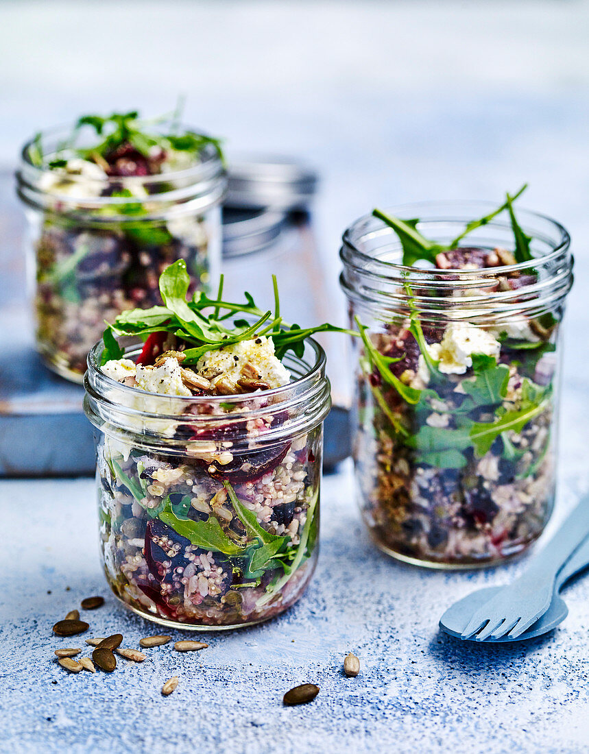 Linsen-Rote-Bete-Salat mit Feta im Glas zum Mitnehmen
