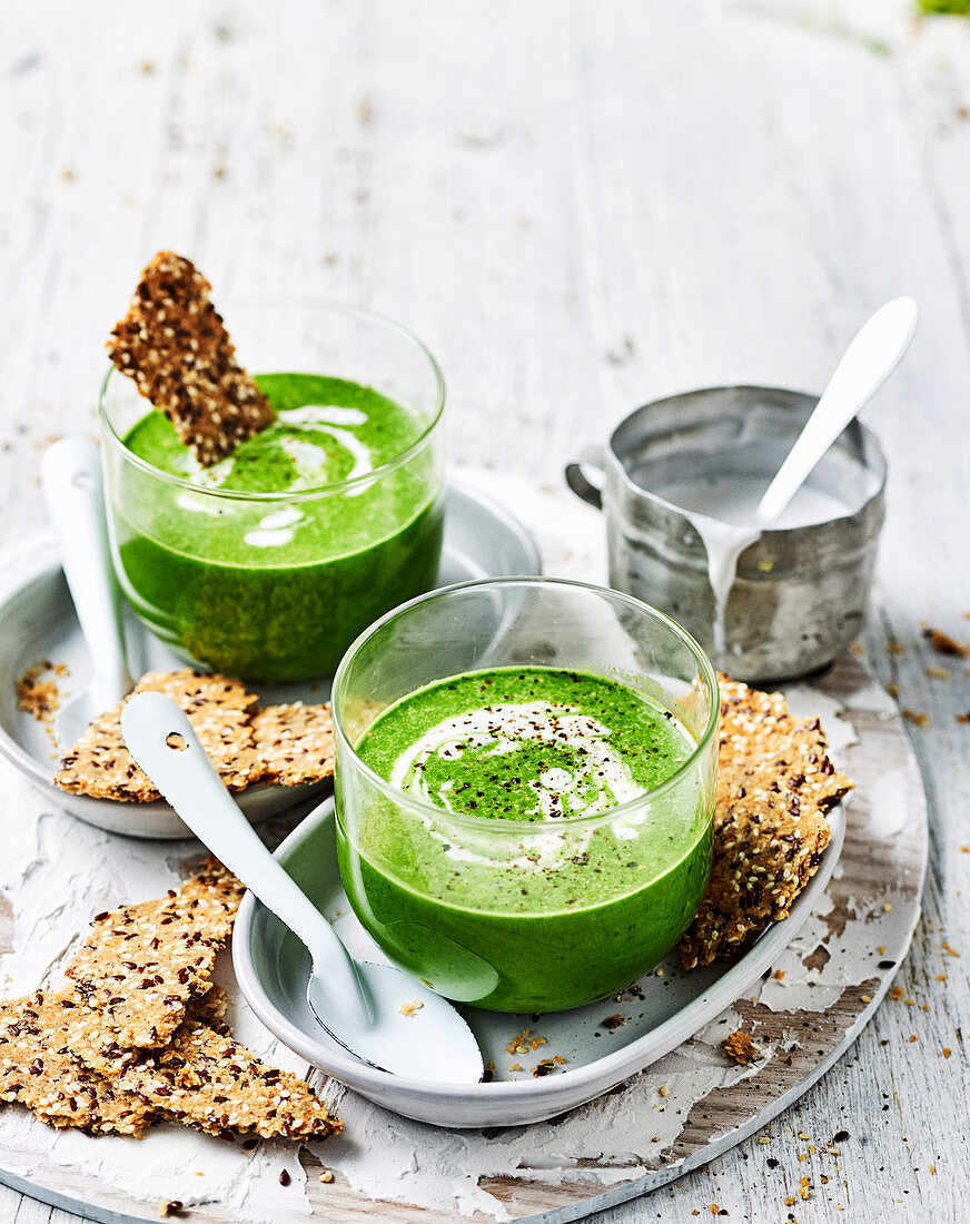 Grünkohl-Kokos-Suppe mit Kokosnuss-Crackern