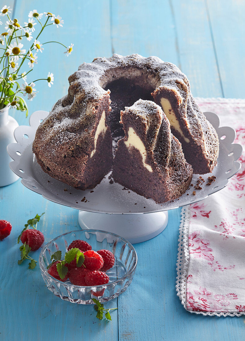 Schokoladen-Napfkuchen mit Hüttenkäsefüllung