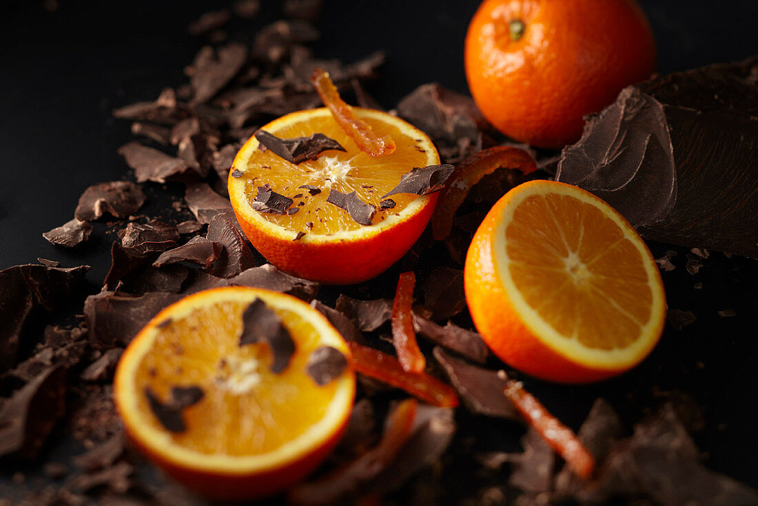 Orangenhälften und Schokoladenraspel