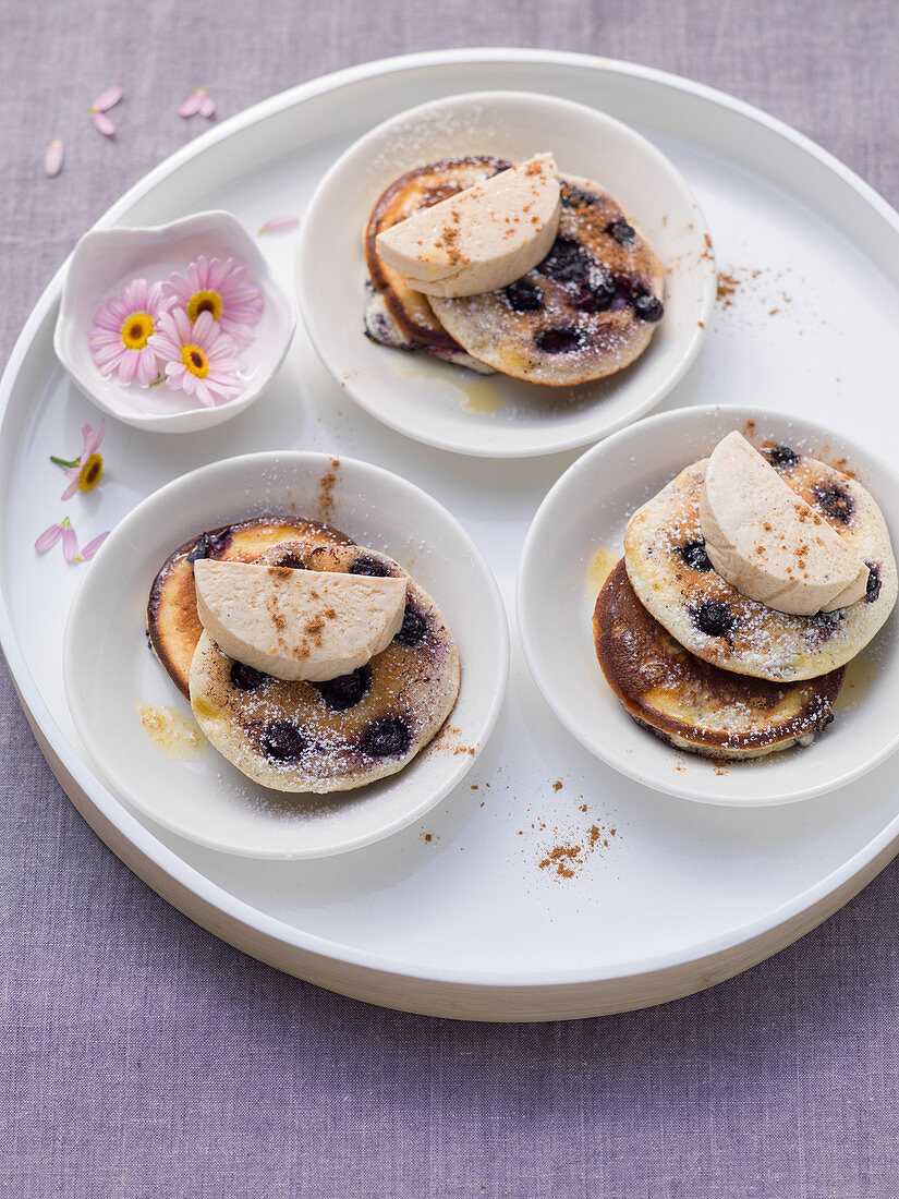 Mini-Heidelbeer-Pancakes mit Parfait