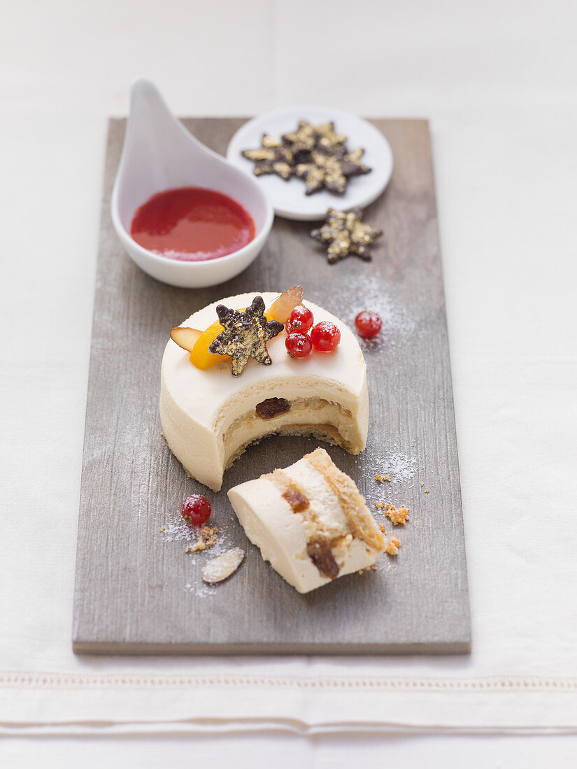 Sogno di Natale (Christmas dessert cake with vanilla-mascarpone cream)