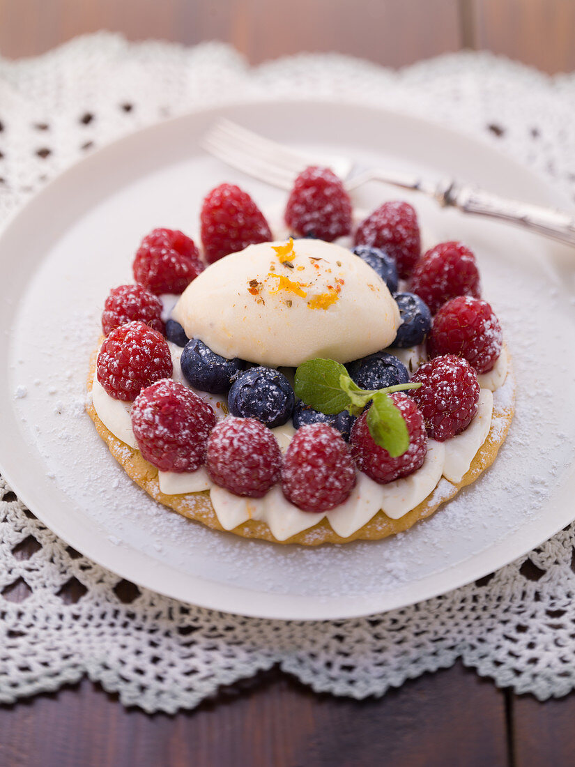 Mini berry cake with raspberries, blueberry and eggnog liqueur ice cream