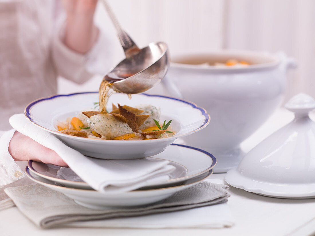 Abgeschmolzene Brotsuppe mit Hechtnockerln servieren