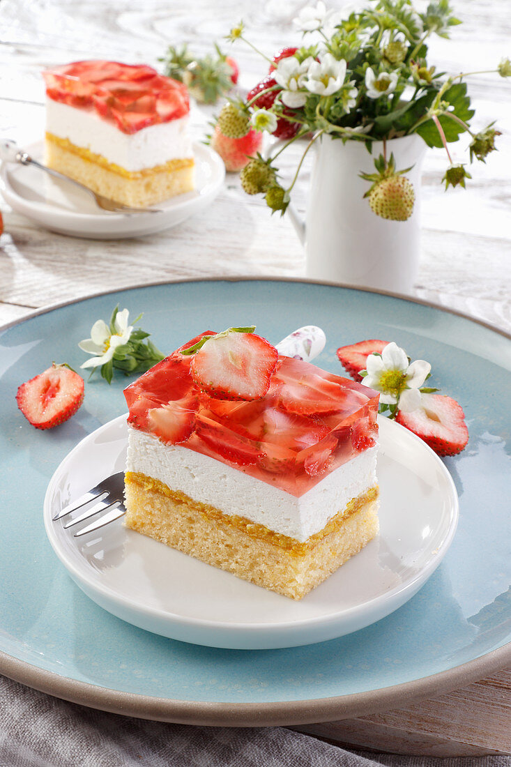 Spring cake with strawberries and cream