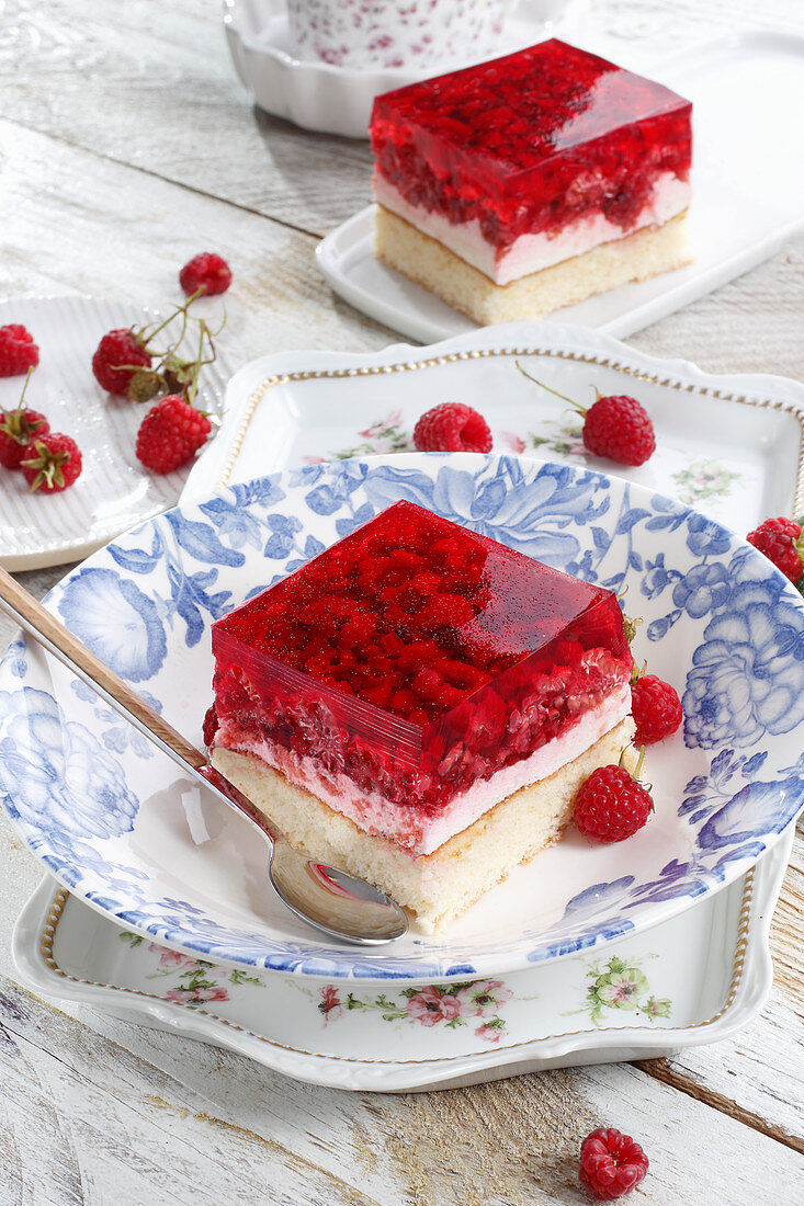 Light cake with raspberries and jelly