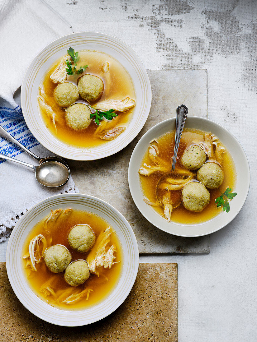 Jüdische Hühnersuppe mit Matzeknödeln