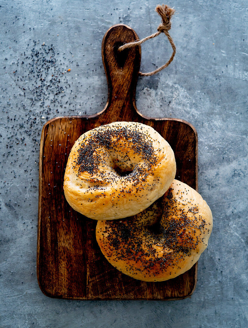 Mohnbagel auf Frühstücksbrett