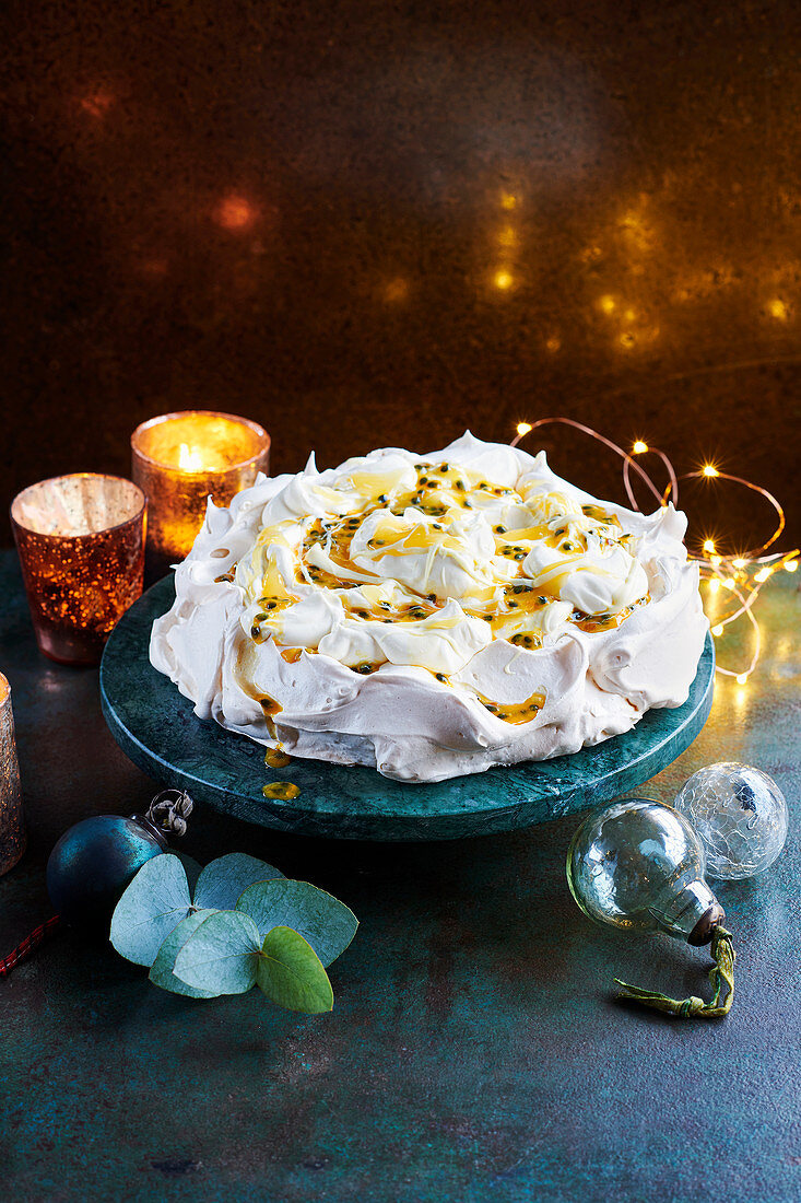 Passionsfrucht-Pavlova mit weisser Schokolade