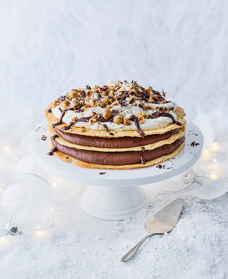 Millefeuille-Kuchen mit Schokolade und Haselnüssen zu Weihnachten