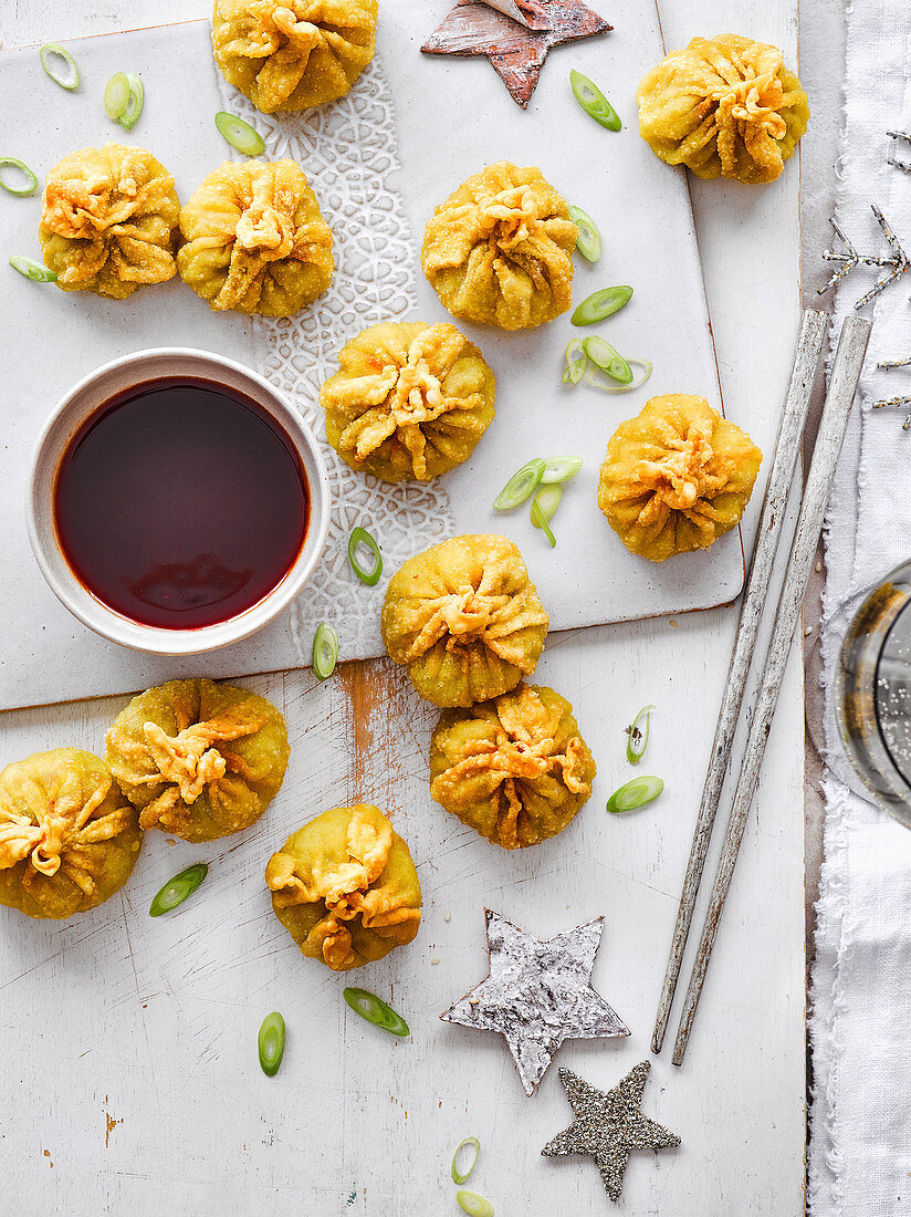 Knusprige Wontons mit Schweinefleischfüllung zu Weihnachten