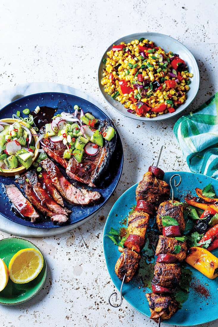 Koreanisches BBQ-Steak mit Kiwi, Hühnchen-Espetadas und Paprika-Maissalat