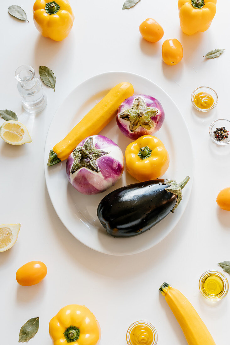 Auberginen, Paprika und gelbe Zucchini auf weissem Teller