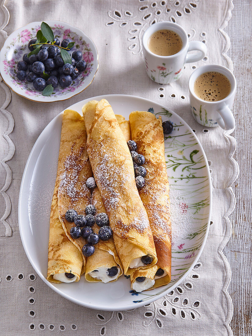Omeletts with blueberries and cottage cheese