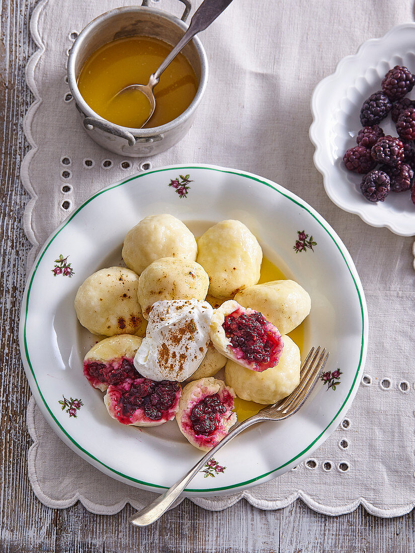 Süße Käseknödel mit Brombeerfüllung