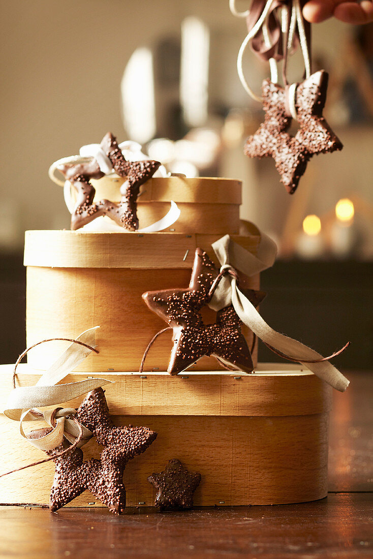 Schokoladenplätzchen in Sternform zum Aufhängen