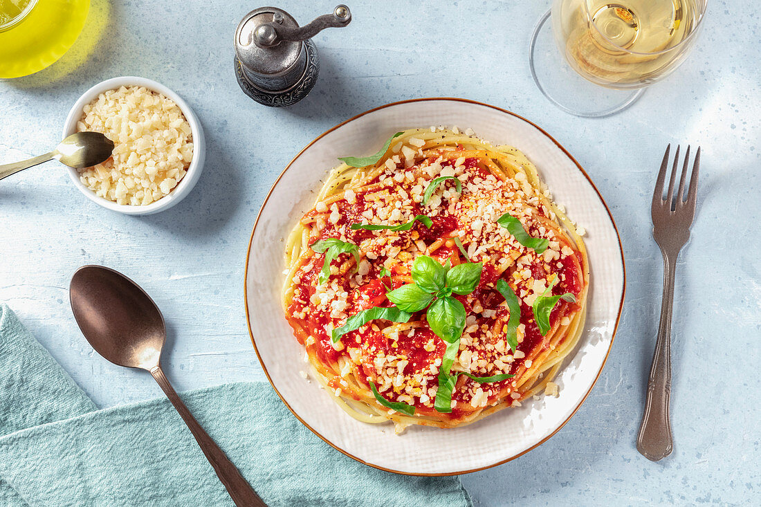 Spaghetti mit Tomatensauce, Käse und Basilikum