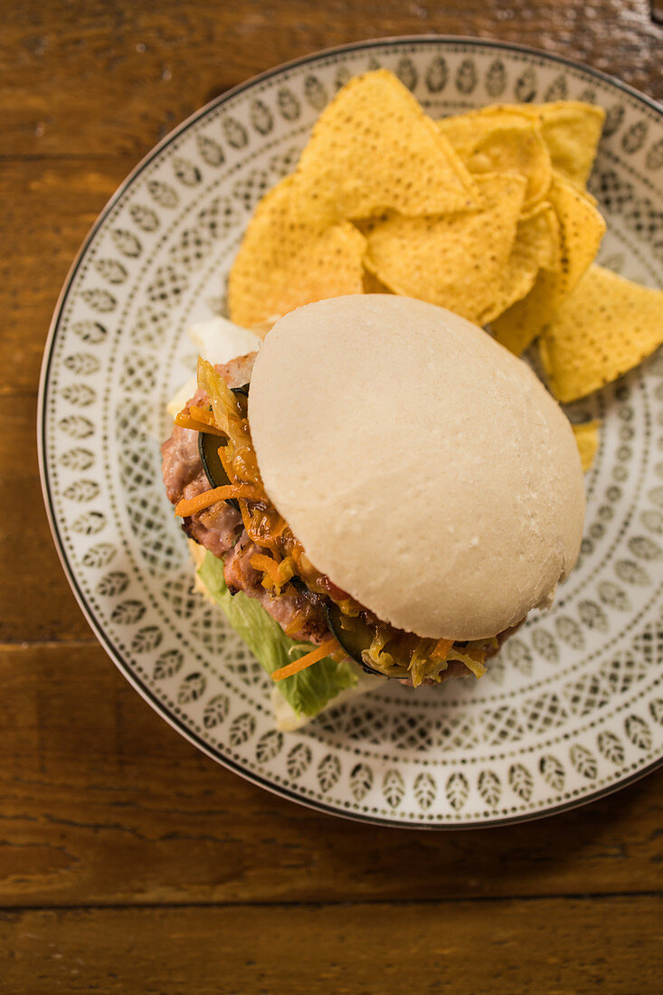 Burger mit Hühnerschnitzel und Gemüse