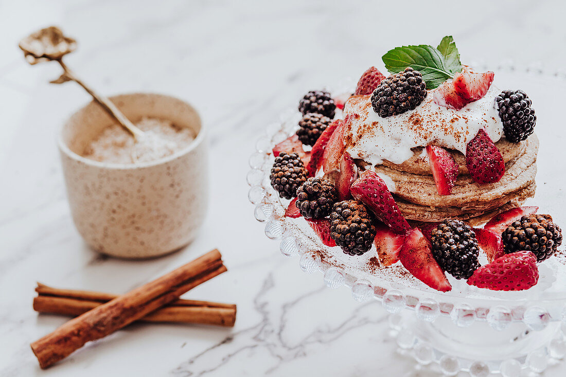 Pancakes mit frischen Erdbeeren, Brombeeren und Minzblatt