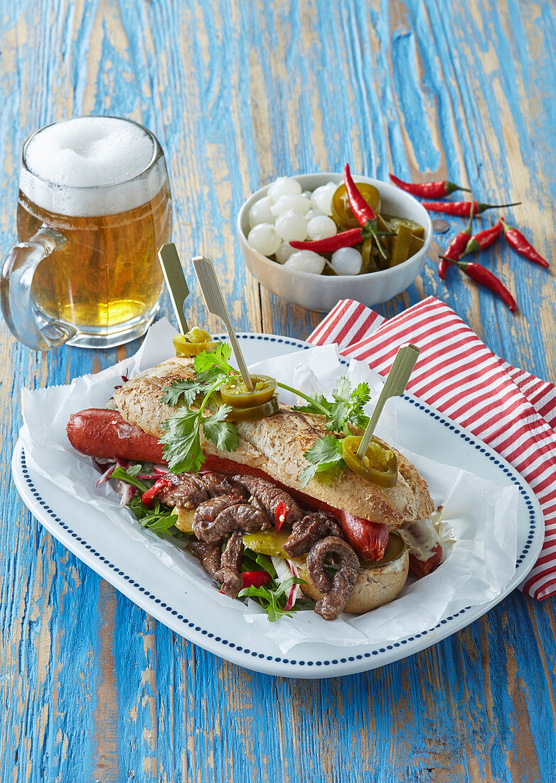Hot Dog mit Wurst, Rindfleischstreifen, Mixed Pickles und Jalapeno