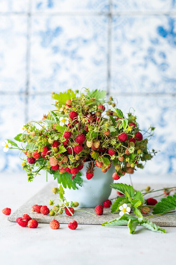 Strauß aus Walderdbeeren