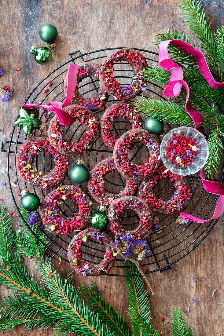 Schokoladenringe mit gefriergetrockneten Himbeeren