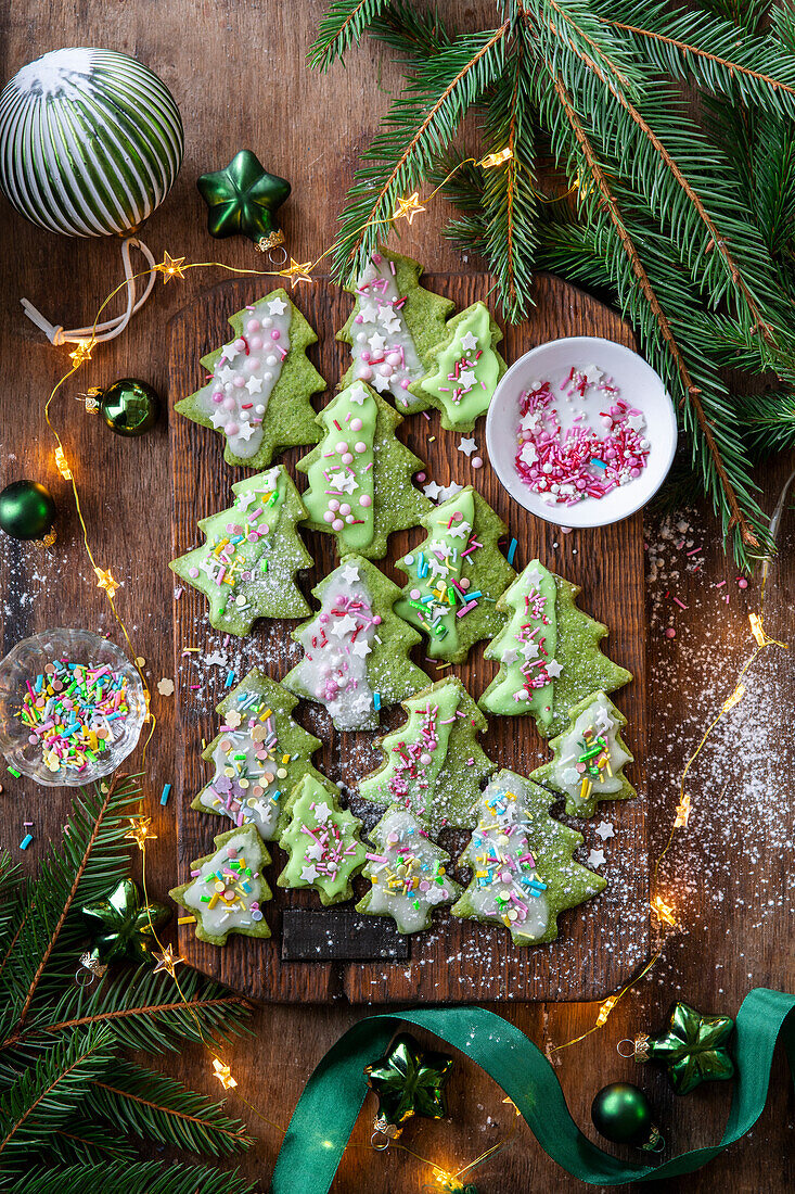 Matchakekse mit Zuckerguss in Weihnachtsbaumform