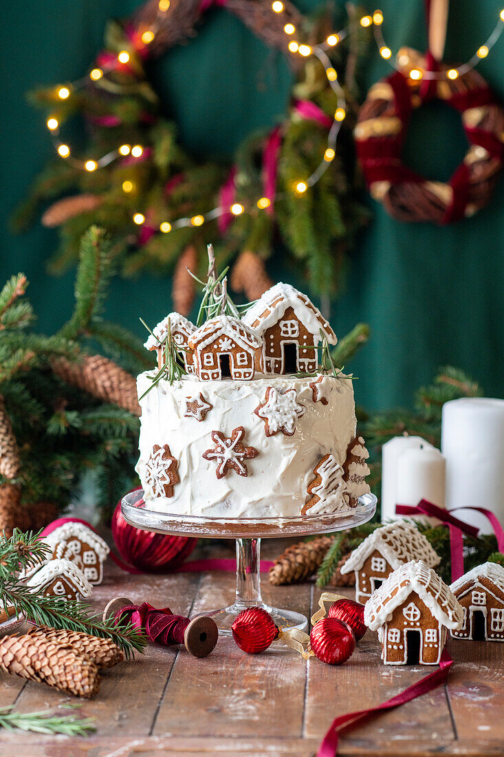 Weihnachtskuchen mit Lebkuchenhäusern