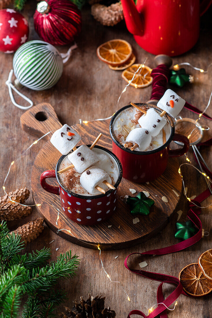 Heisse Schokolade mit Marshmallow-Schneemännern