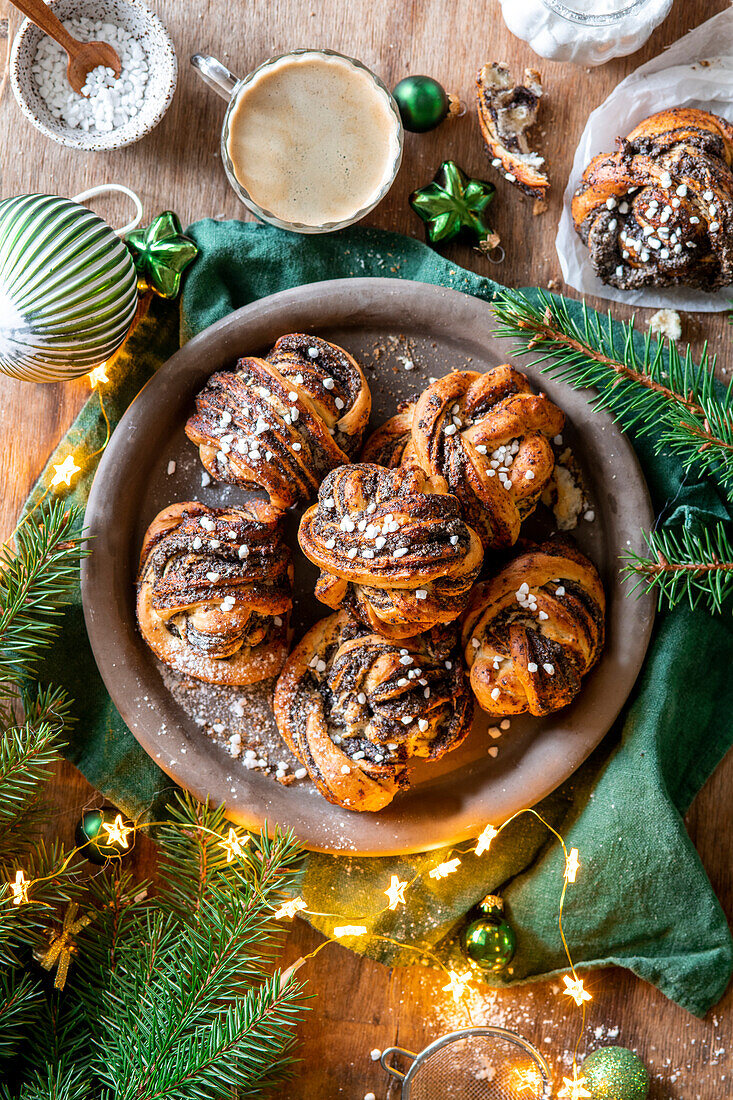 Süße Mohnbrötchen zum Weihnachtskaffee