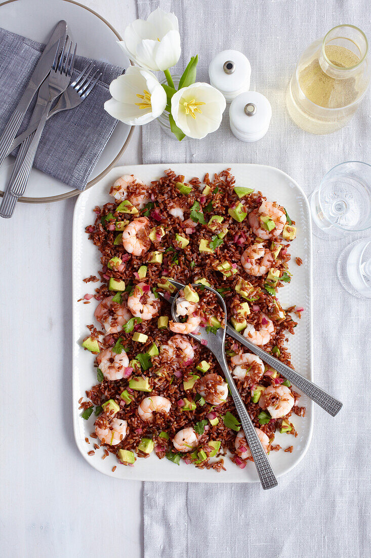 Reissalat mit Garnelen und Avocado