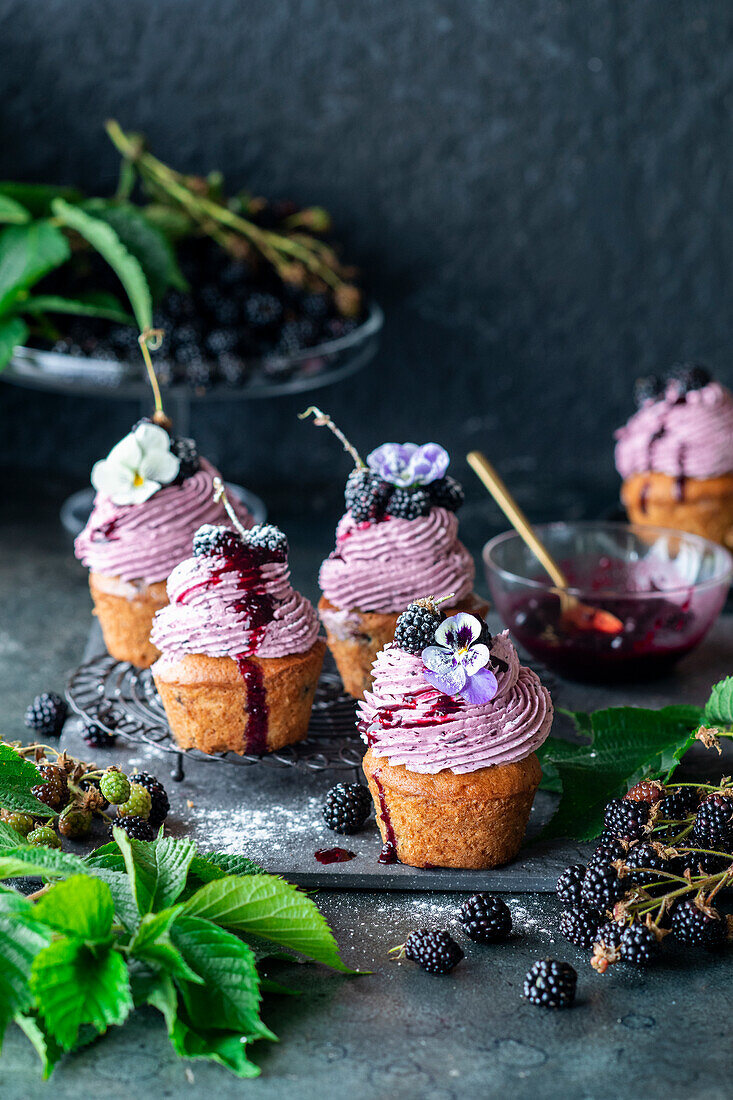 Brombeer-Cupcakes