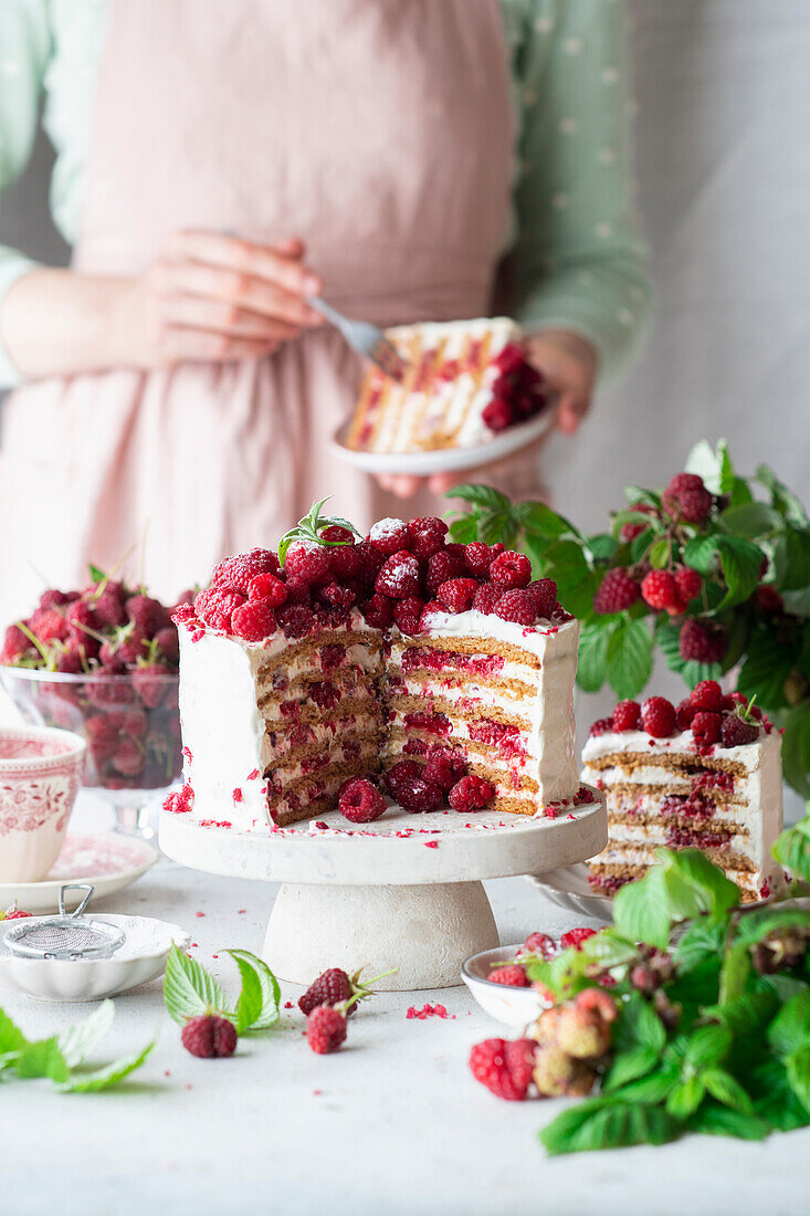 Himbeer-Honigkuchen-Schichttorte