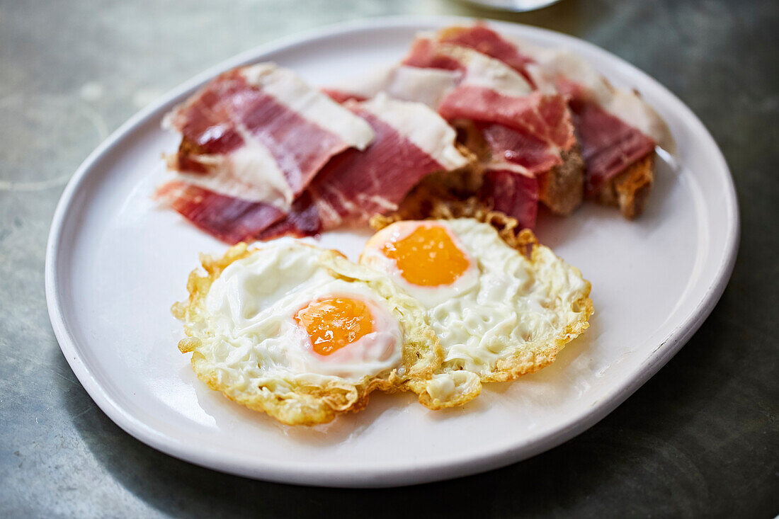 Fried eggs with jamon