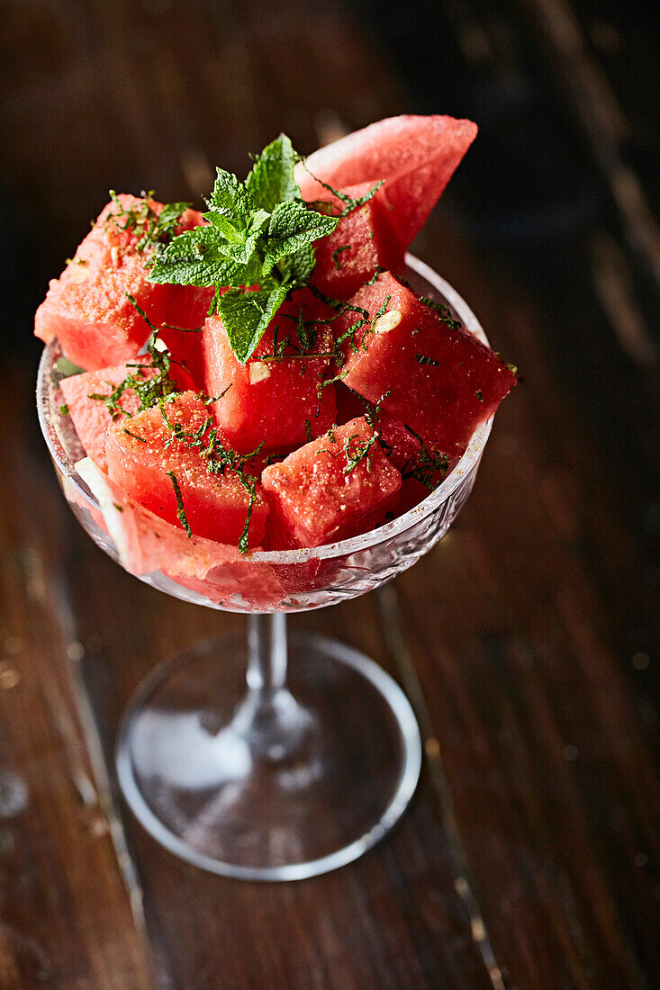 Wassermelonensalat mit Minze serviert im Stielglas
