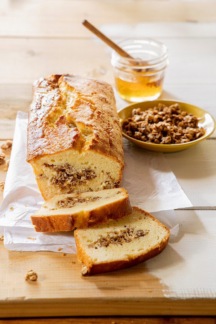 Kastenkuchen gefüllt mit Granola und Honig