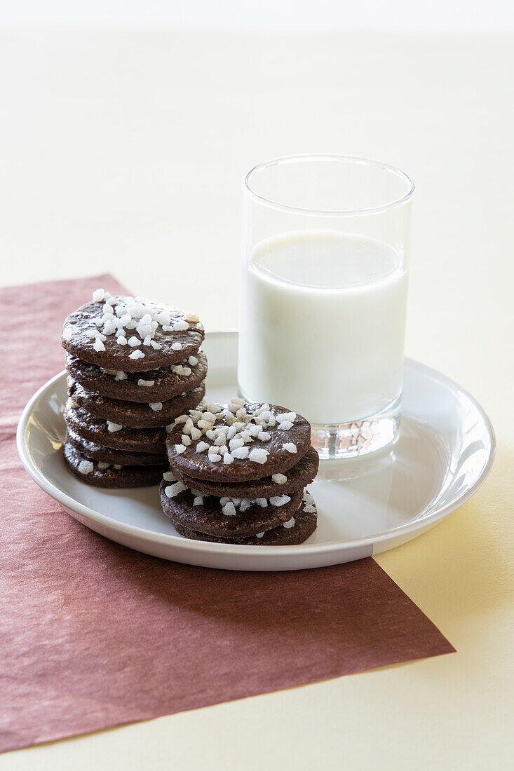 Schokoladenkekse mit Hagelzucker und ein Glas Milch