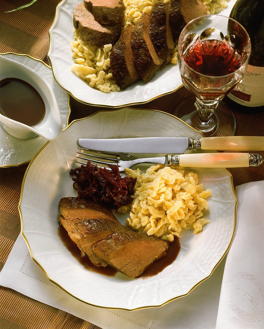 Rehrückenscheiben mit Spätzle & Rotkraut auf Teller & Platte