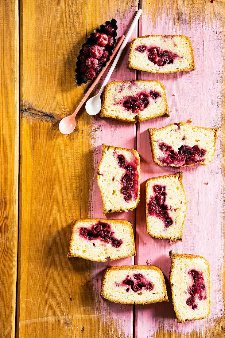 Cake filled with cherries