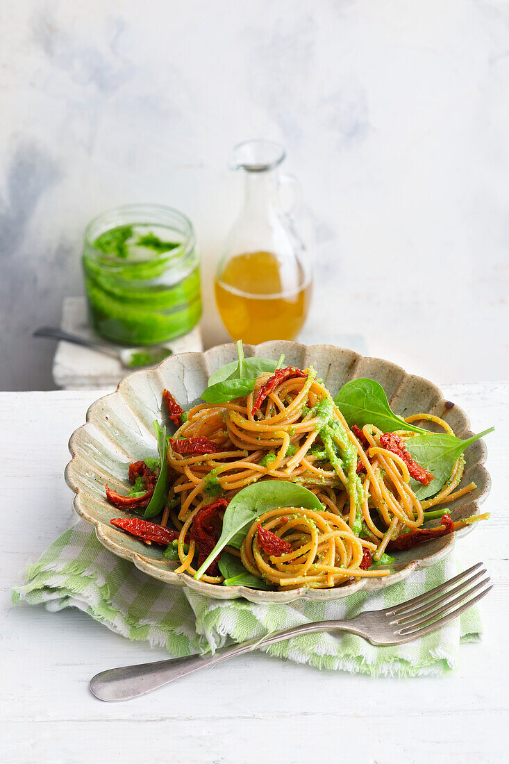 Linsen-Spaghetti mit Spinat-Pesto