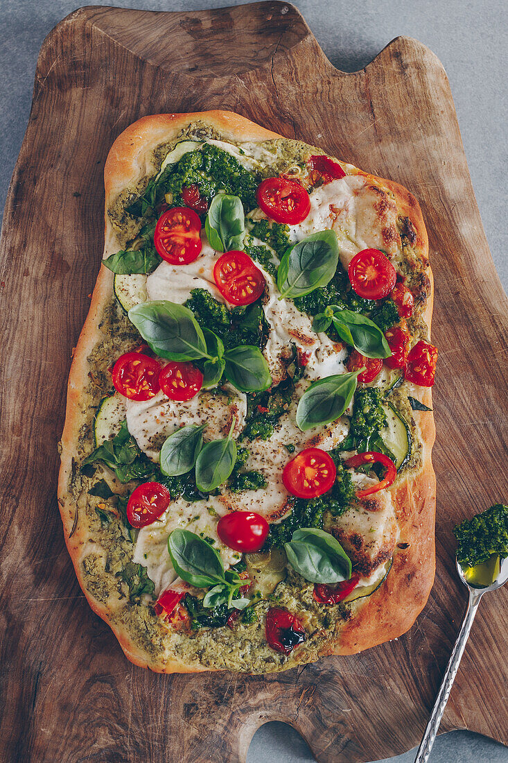 Pizza with wild garlic and cherry tomatoes