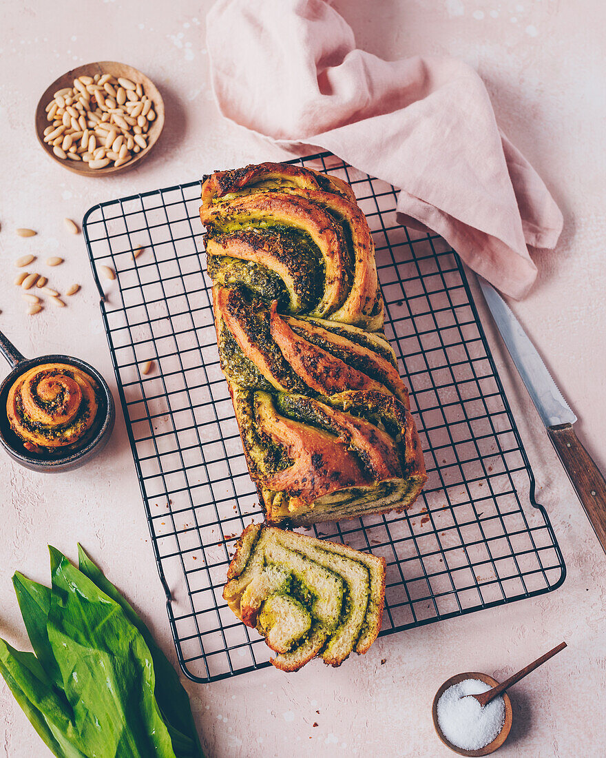 Bärlauchbrot, angeschnitten auf Abkühlgitter