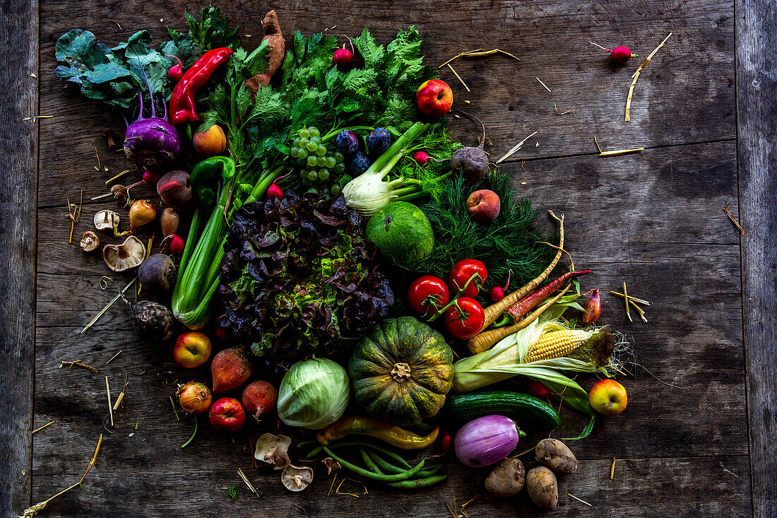 Heimische Früchte und Gemüse auf rustikalem Holztisch